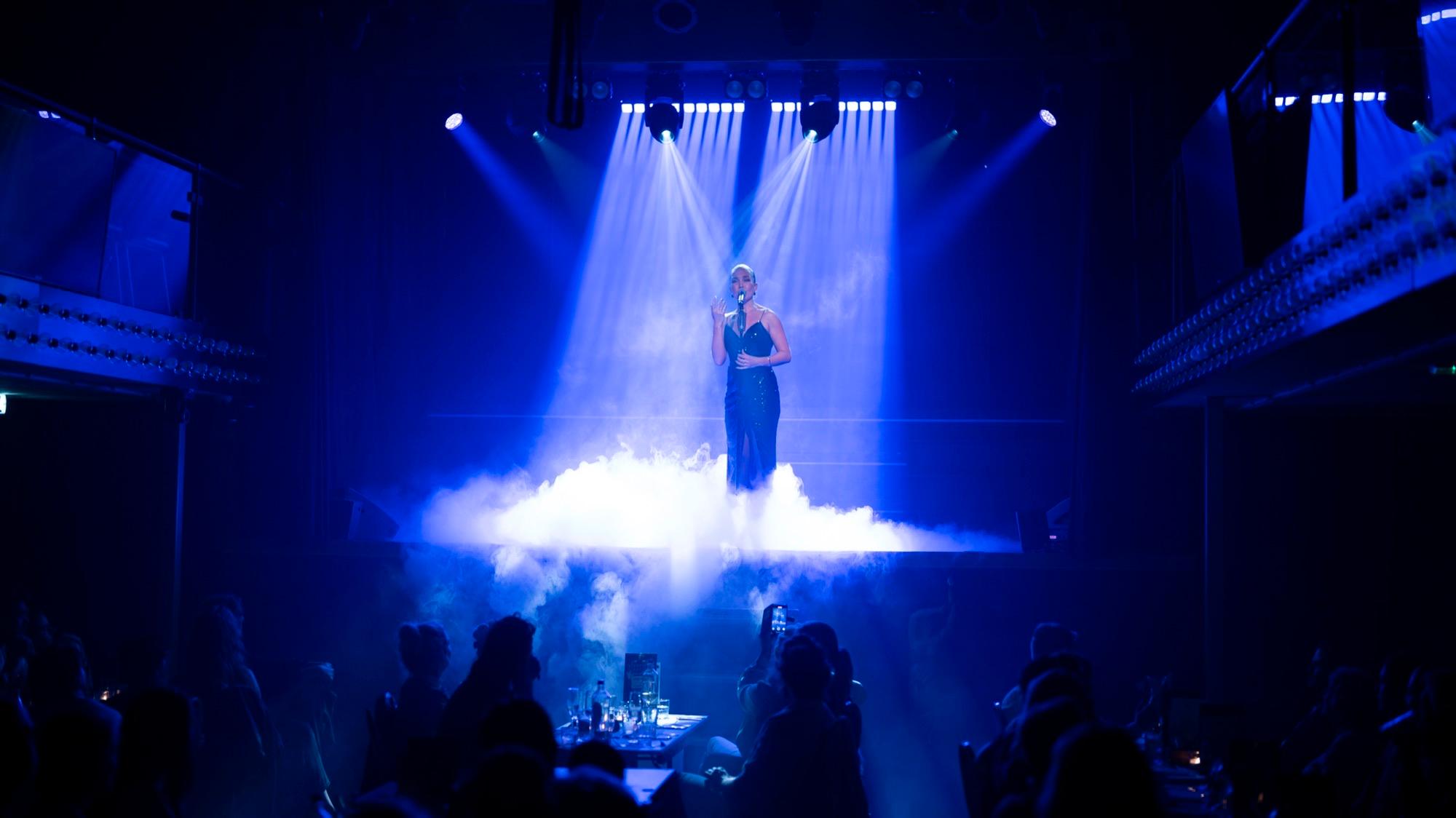 Anouk zingt bij Avenue in spotlicht